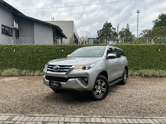 TOYOTA HILUX SW4 2.7 SRV 7 LUGARES 4X2 16V FLEX 4P AUTOMÁTICO TOYOTA HILUX SW4 2.7 SRV 7 LUGARES 4X2 16V FLEX 4P AUTOMÁTICO